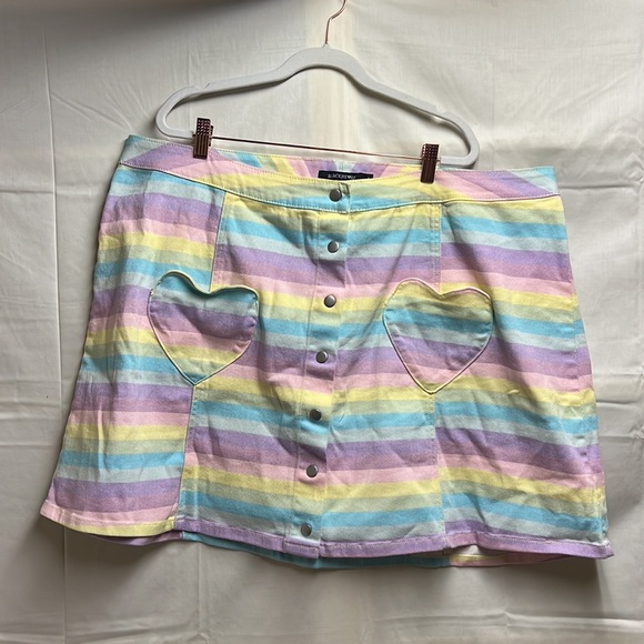 Hot Topic Rainbow Skirt with heart pocket details size 3XL - Picture 4 of 5